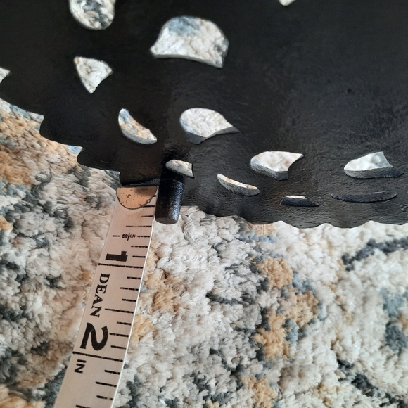 John Wright cast iron round trivet. - Picture 5 of 7